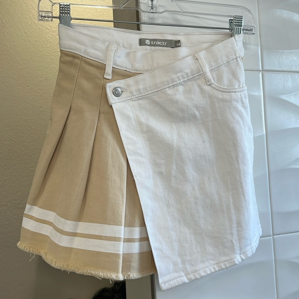 New without Tags Girls Tractr size 14 White Khaki Pleated Skort